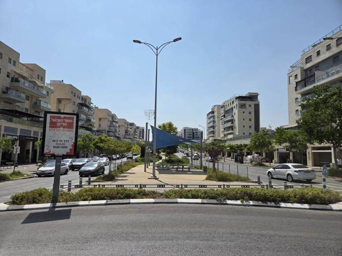 שדרות דרך ארץ, שכונת אבני חן משמאל