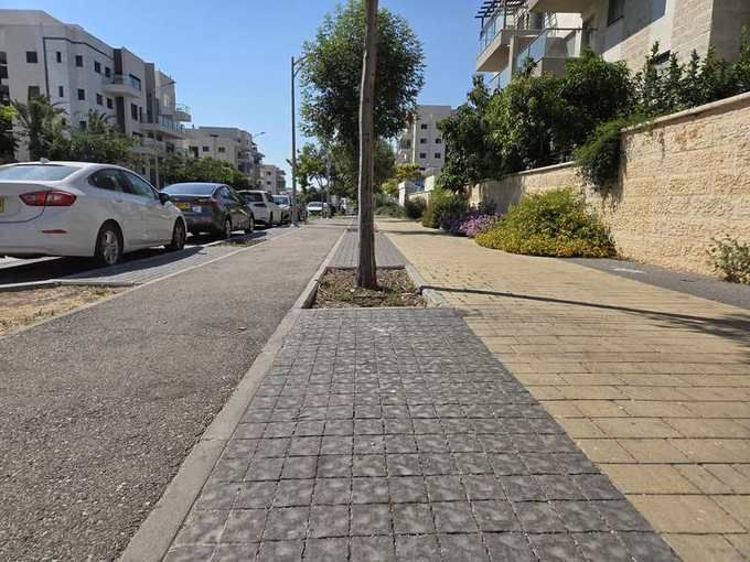 מדרכה טיפוסית בשכונת אבני חן