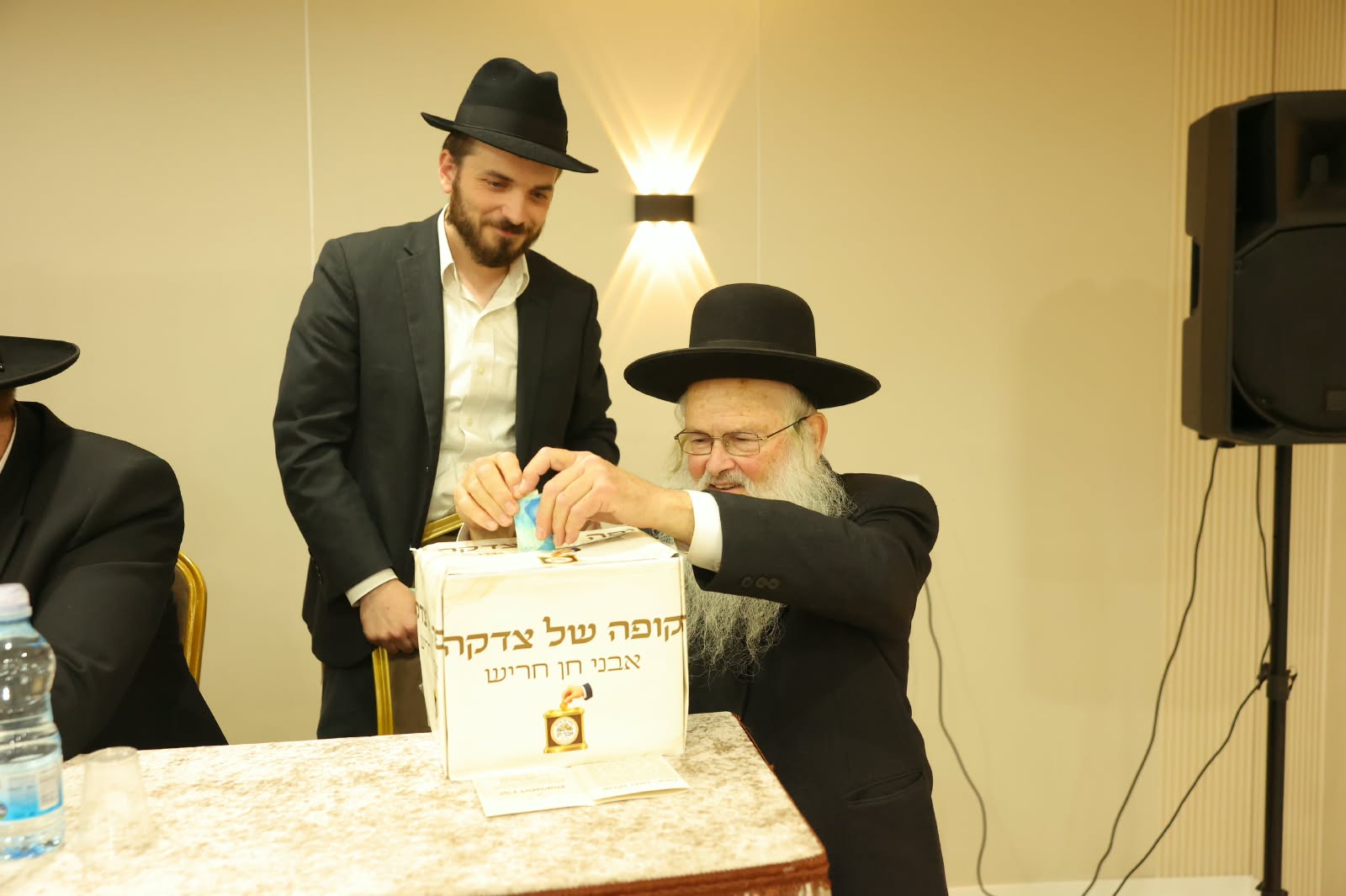 הרב טייכנר שליט״א מרבני העיר מכניס תרומה לקופת הצדקה